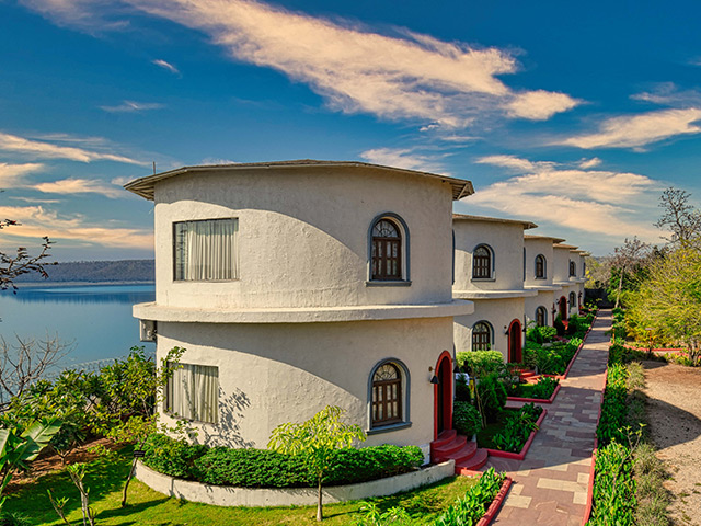 Narwar Lakefront Resort Accommodation